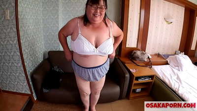 Fette japanische Mutter zeigt ihre riesigen Titten und genießt ein Sexspielzeug. Eine 51-jährige asiatische Mutter spricht über ihre sexuellen Erfahrungen. Yukiko 1 OSAKAPORN fette Milf